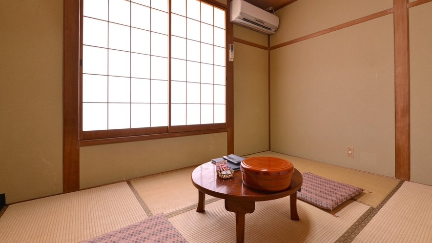 *本館和室6畳(客室一例)/一人旅やカップルでのご宿泊にオススメ。足を伸ばしてのんびりとお寛ぎ下さい