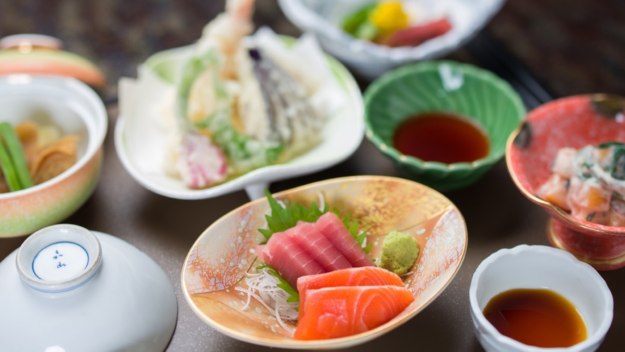 *ヘルシーな和食膳/川魚を使用したお刺身です