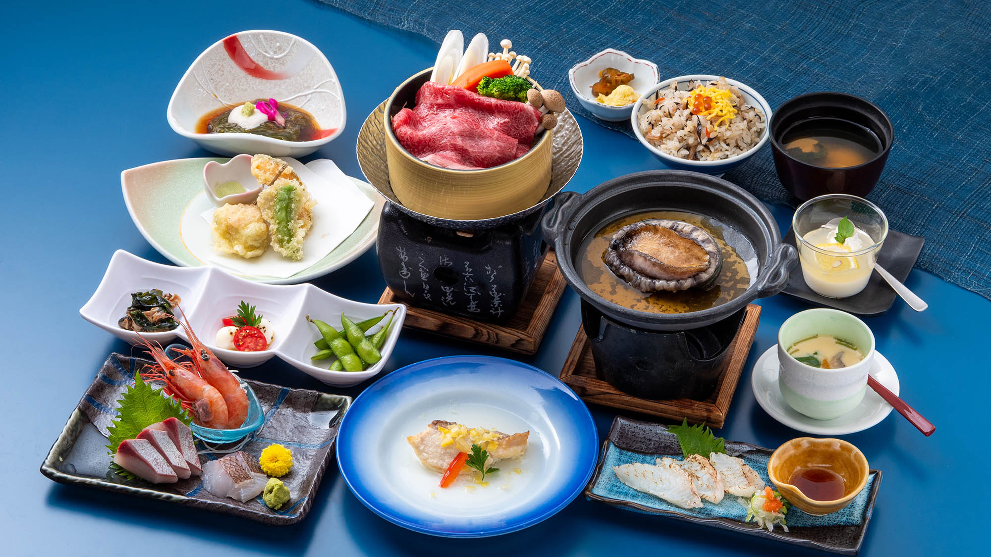 ・【アワビコース（一例）】アワビのステーキ、お刺身、和牛の料理を満喫。海の幸もお肉も楽しめるコース