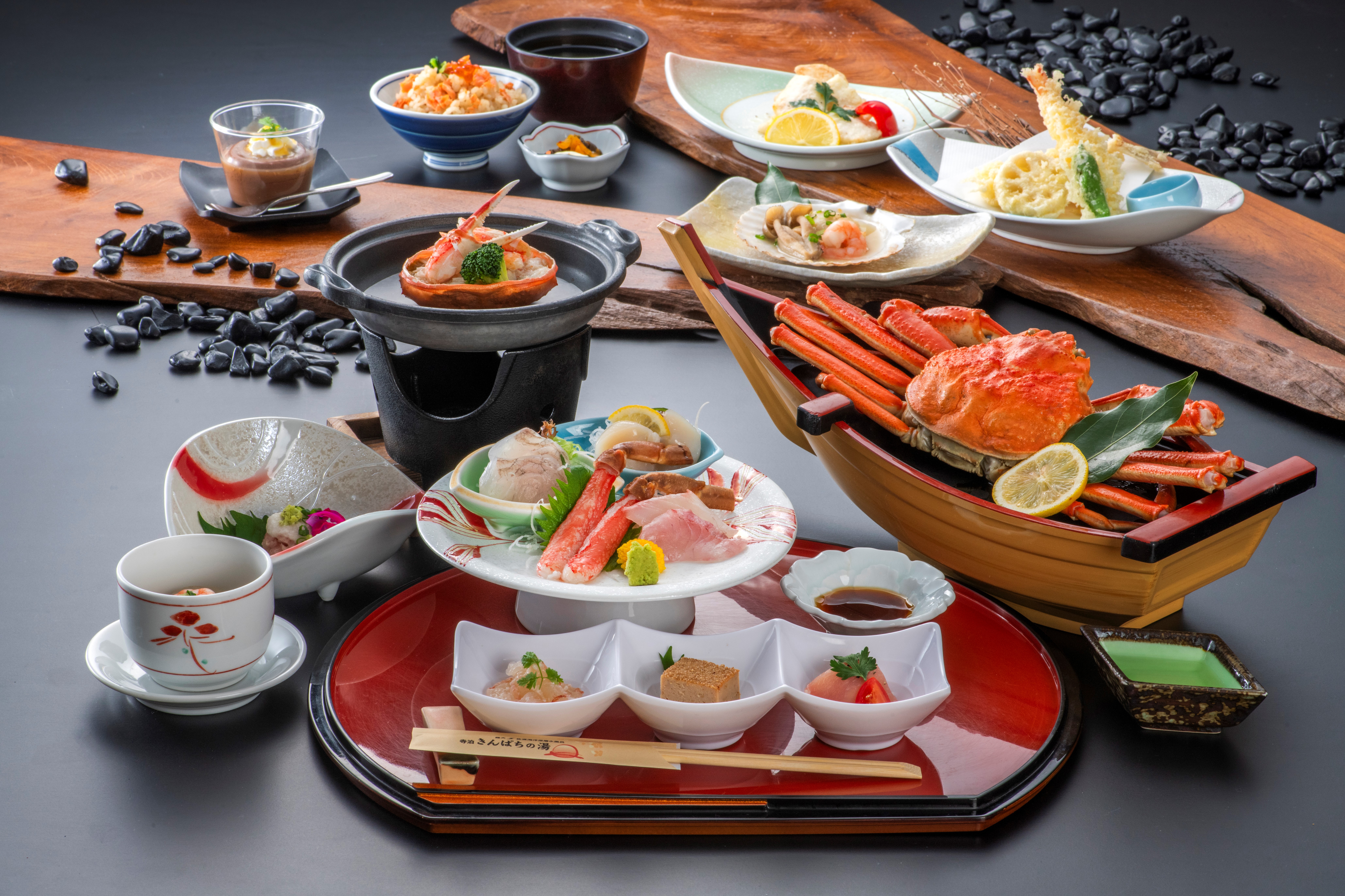 ・【カニコースイメージ】本ズワイガニ丸々1尾付き！旨みの詰まった身と濃厚なカニ味噌は食べ応え満点  