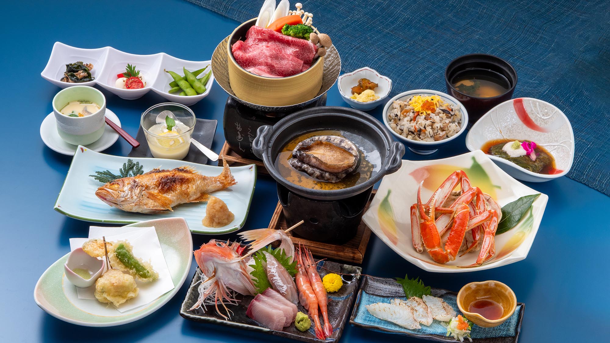 ・【贅沢コース（一例）】のどぐろ、本ズワイガニ半身、あわび、和牛などを豪華な食材を使用したコース