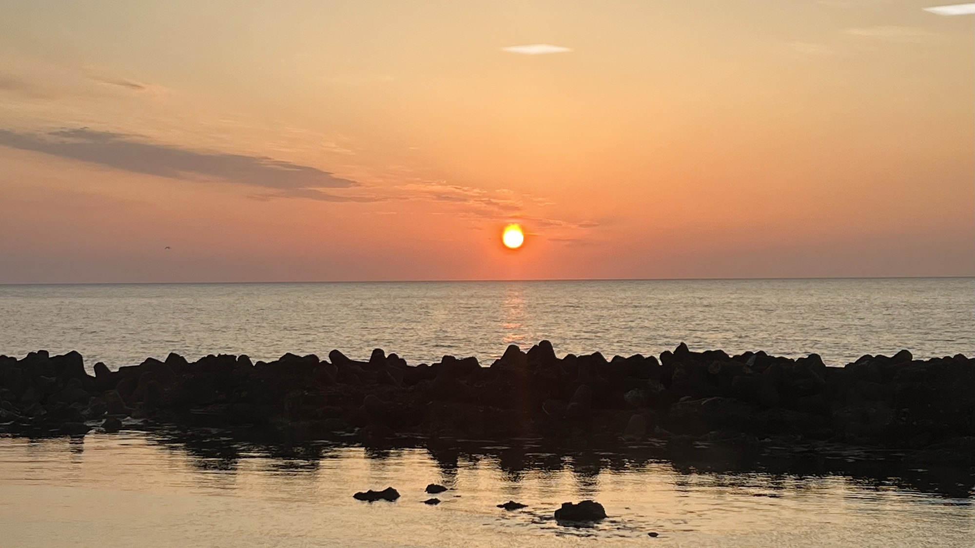 ・【1階　お食事処『波の華』】夕日を観るなら是非きんぱちの湯へ