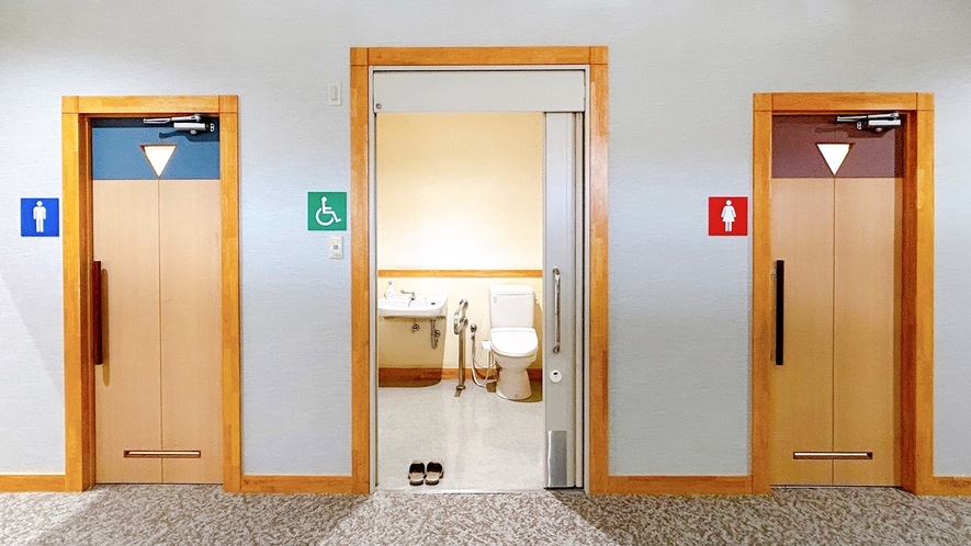 ・【多目的トイレ(1階2階)】広々としたバリアフリー設計のお手洗い場もございます