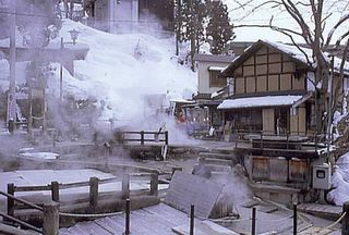 野沢温泉の源泉の一つ「麻釜（おがま）」