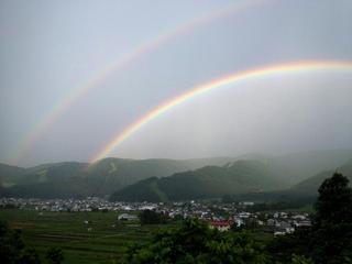 温泉街にかかる虹