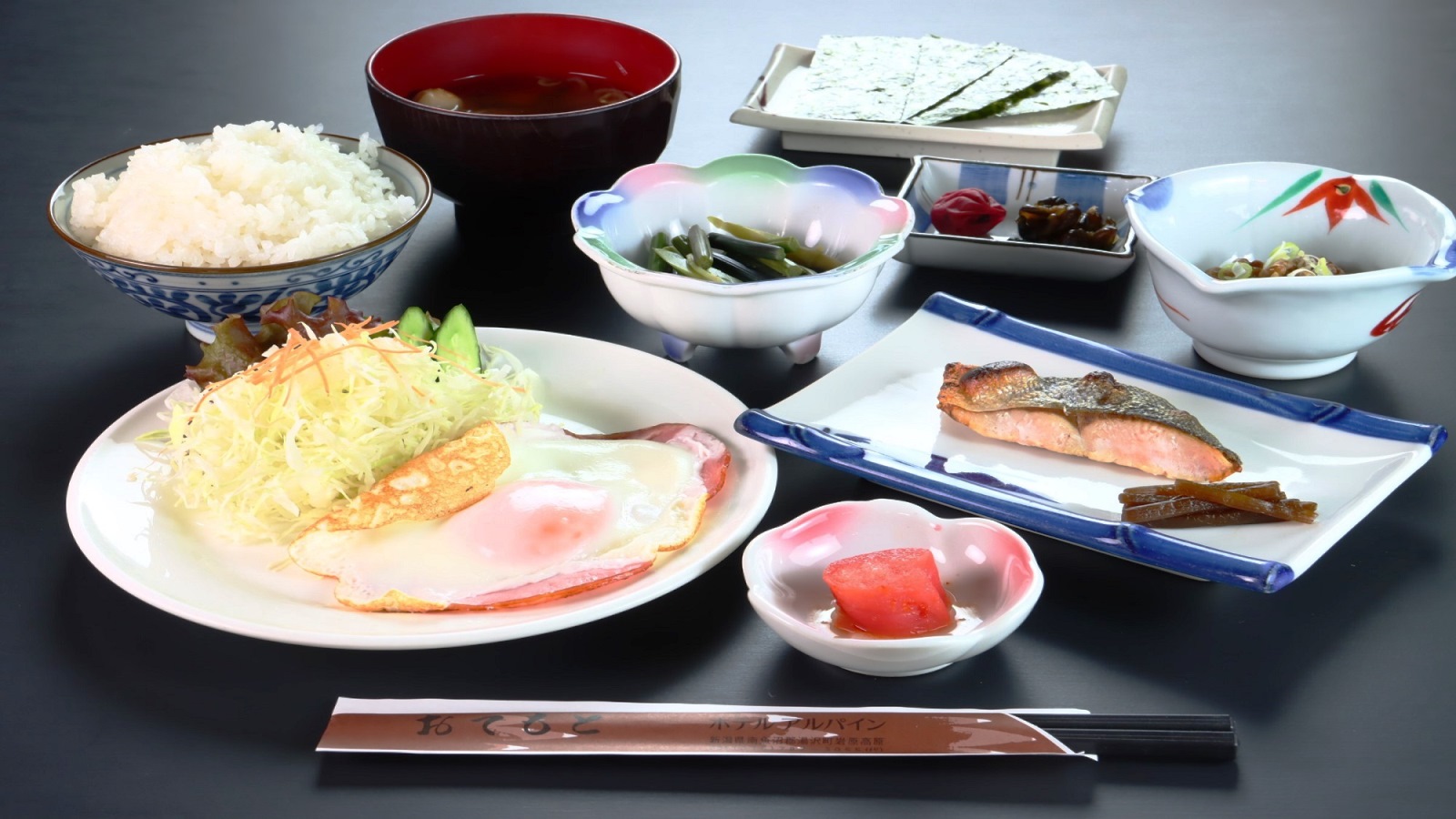 【朝食全体の一例】南魚沼産コシヒカリとバランスの良いおかず