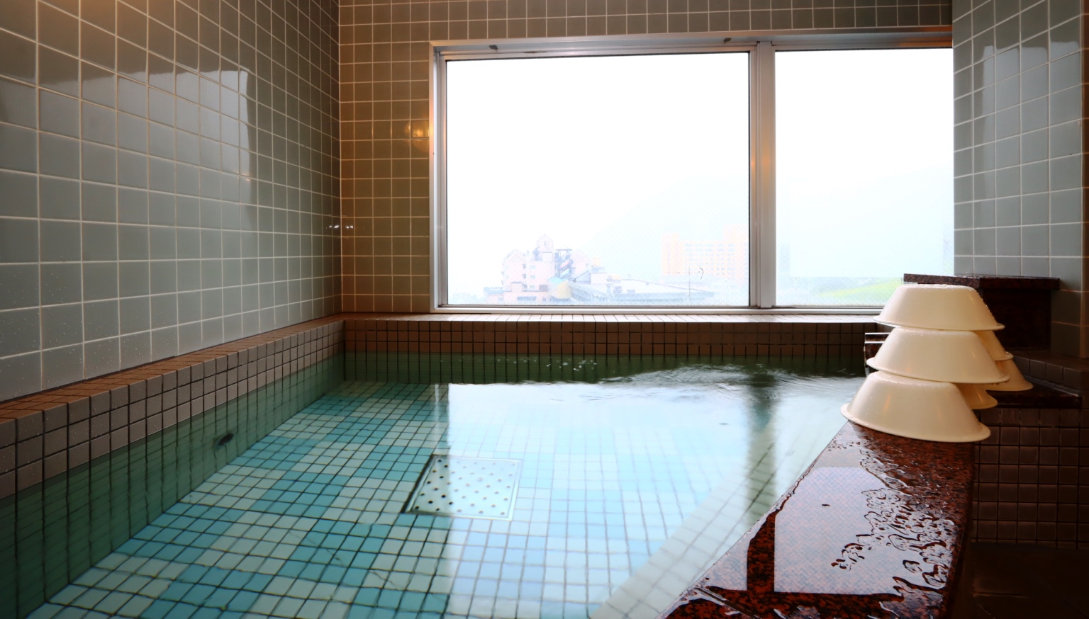 【展望風呂】麦飯石を使用した人工温泉