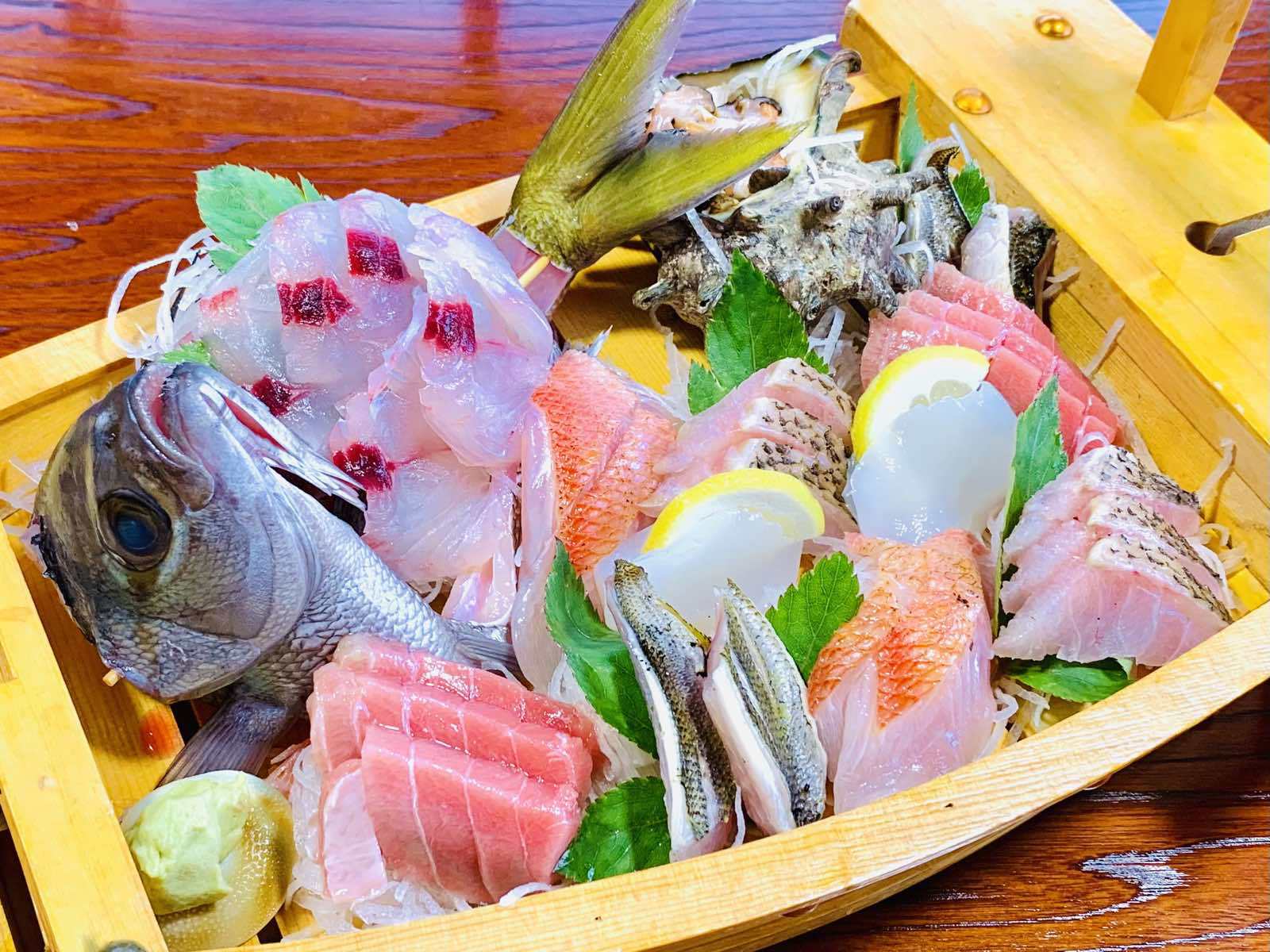 宿の料理と館内のようす