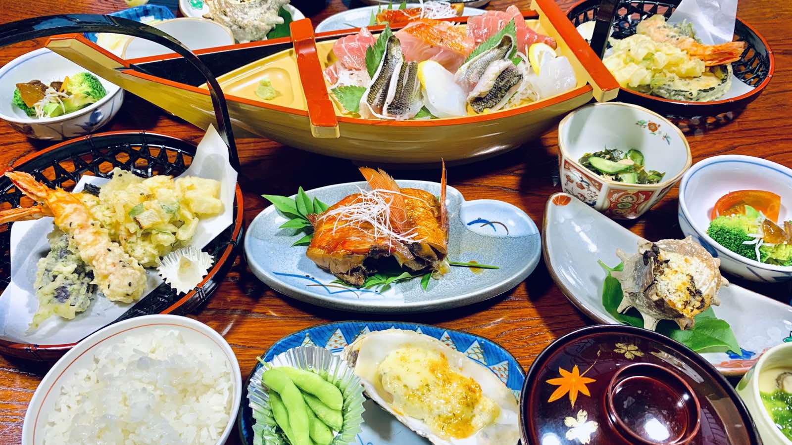 権兵衛の夕食。伊勢海老と舟盛り、天ぷらが並ぶ