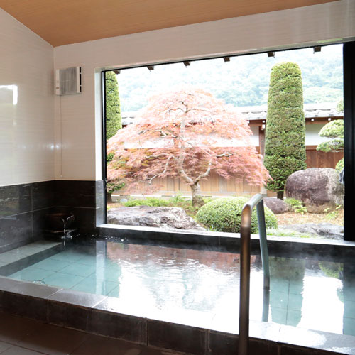 【別邸貸切風呂】 庭園が四季折々の景色をみせてくれるお風呂です。ご夫婦、ご家族で贅沢空間を楽しめます