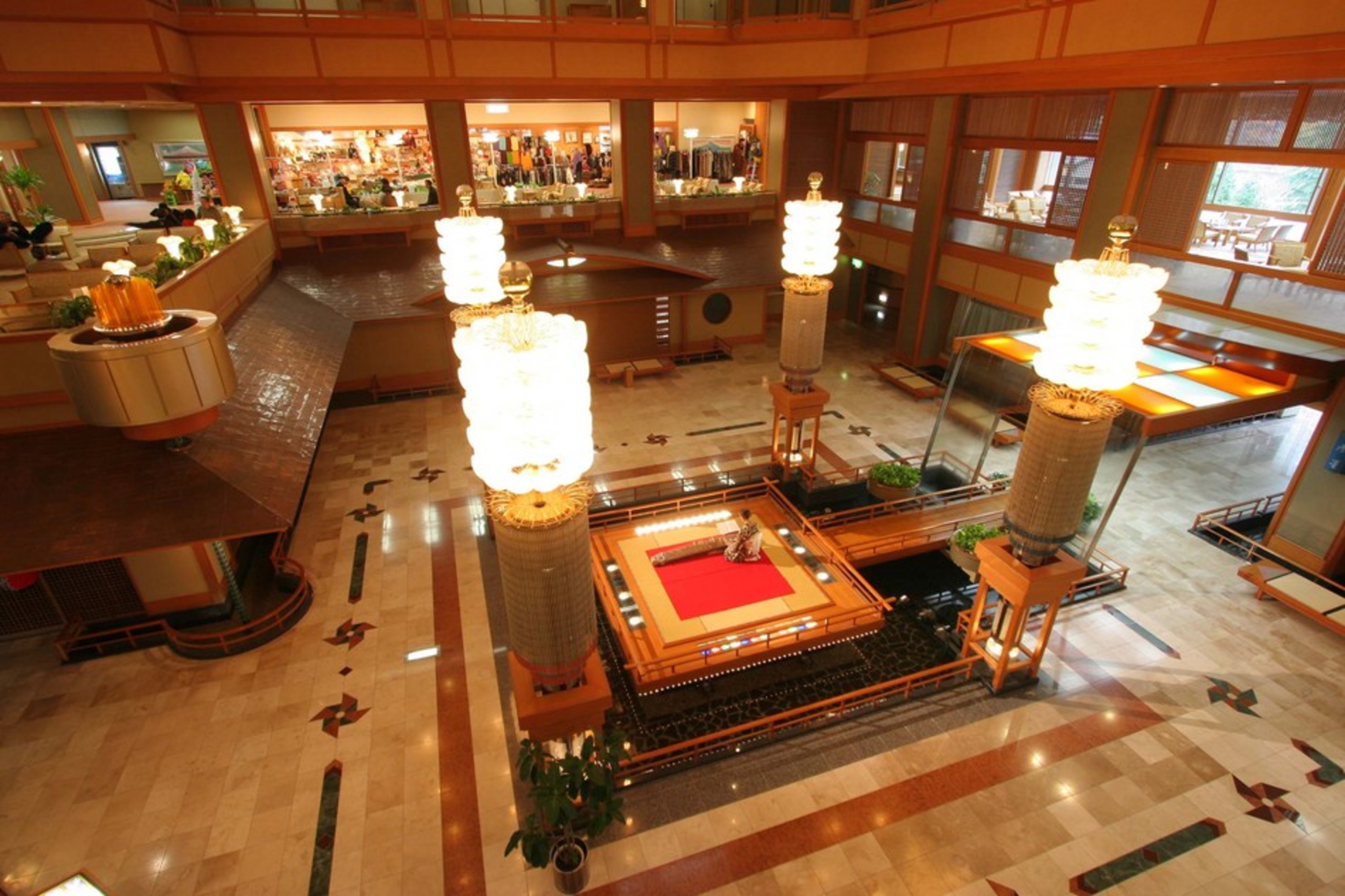母畑温泉 八幡屋の吹き抜けアトリウム|中央ステージのあるロビー