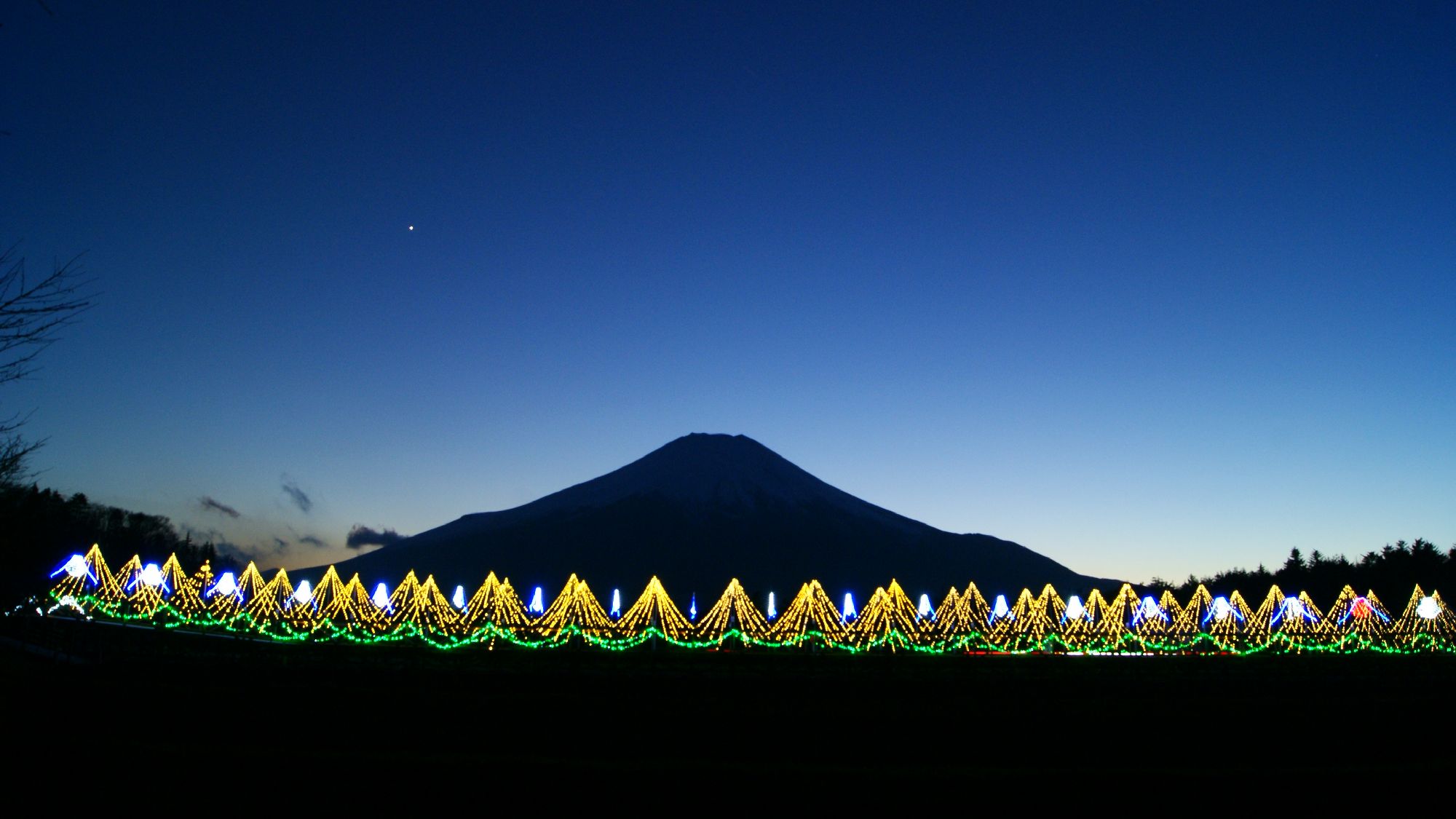 シルエット富士とイルミネーション。