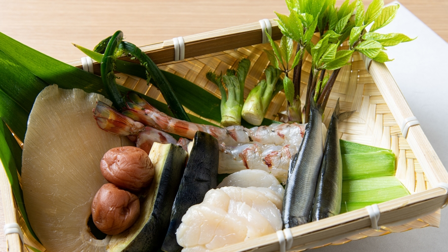 *夕食：客前料理のひとつ天ぷら。早生・旬・名残の素材を熱々で