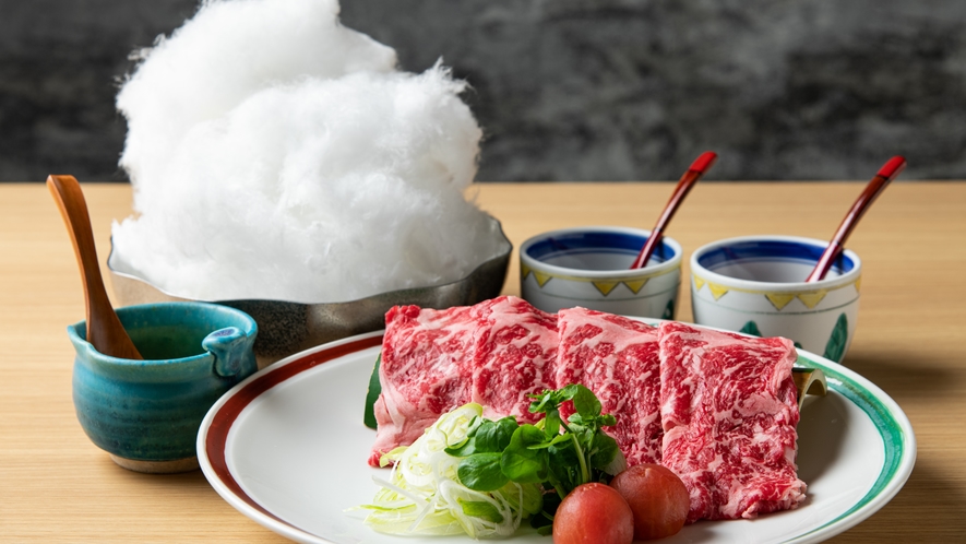 *夕食：大田忠道考案の雲海鍋　綿菓子の動きが楽しいすき焼きです