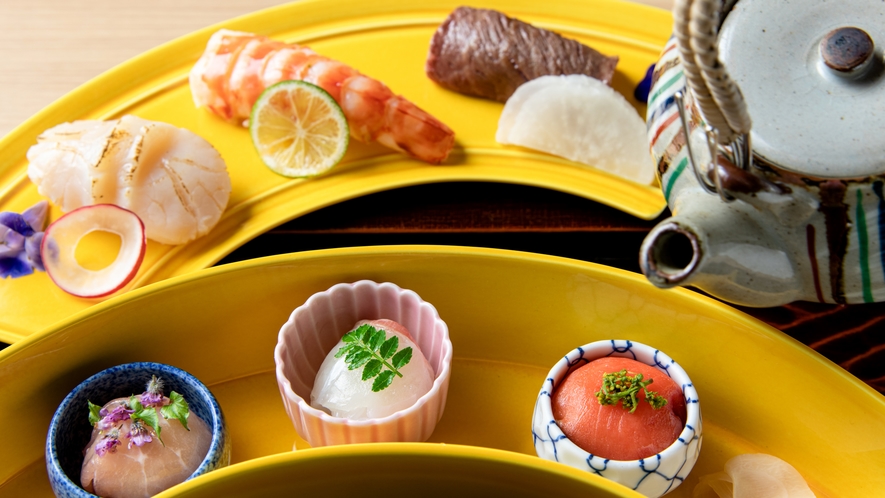 *夕食：客前として提供される寿司一例。時に創作寿司などもご提供します
