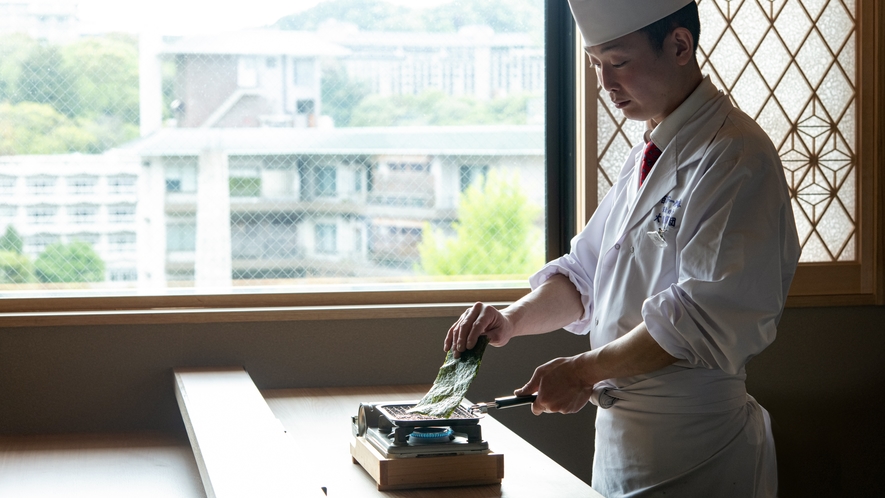 *朝食：厳選した海苔を1枚1枚あぶってご提供。香りと触感をお楽しみください。