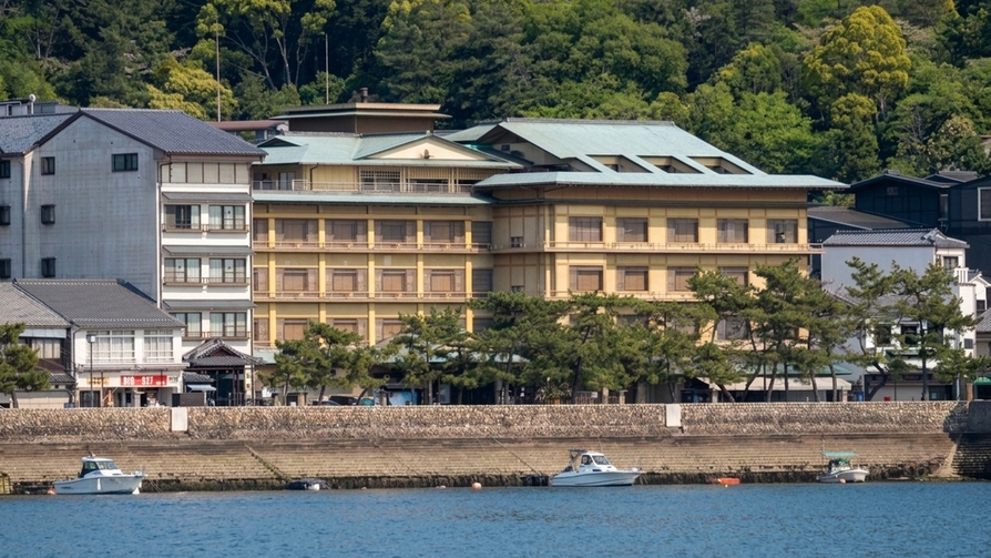 【素泊まり】遅い到着でも安心！夜の散策とライトアップされた大鳥居を楽しむ宮島ステイ