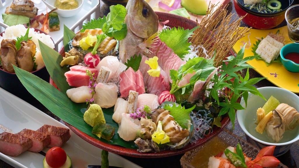 ★宮島参拝遊覧船ナイトクルーズ★厳島神社を船上参拝〜夕食は鮑、イセエビ、広島牛を一度に食す美食会席