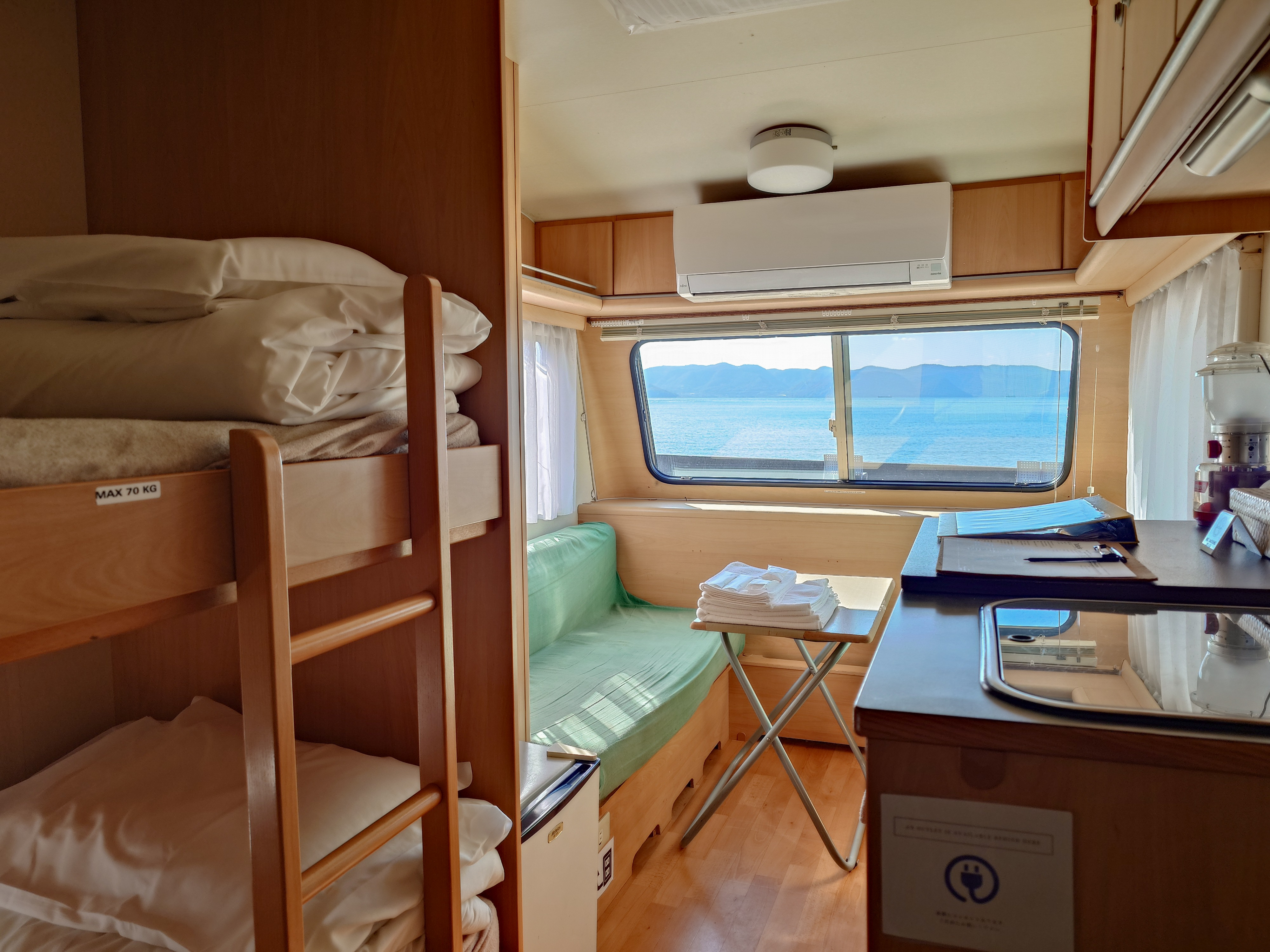 【トレーラーハウス】手軽にキャンプ気分を満喫！