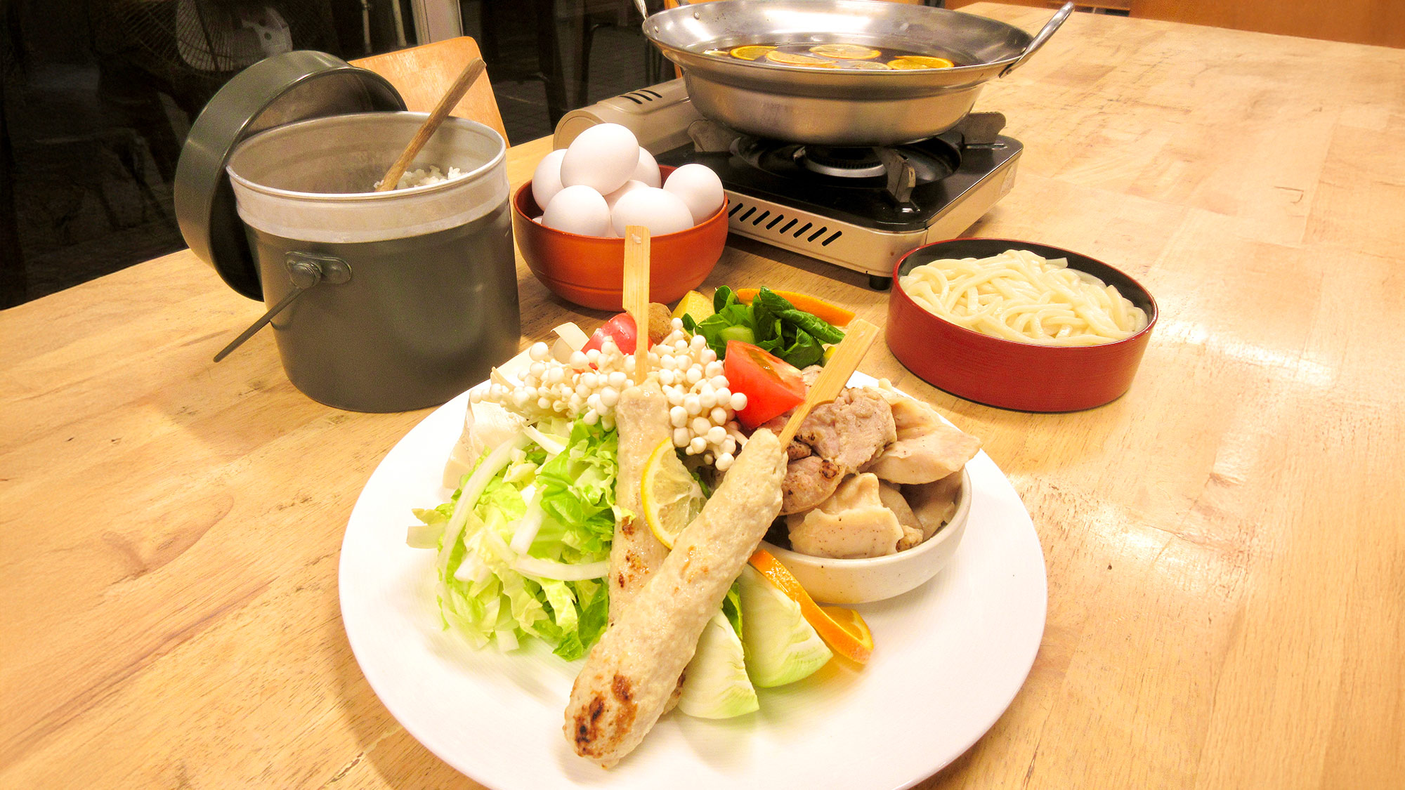 ・【冬季】夕食イメージ：地産地消がモットーであるEAT LOCAL 直島食堂のシェフ監修のすき焼き