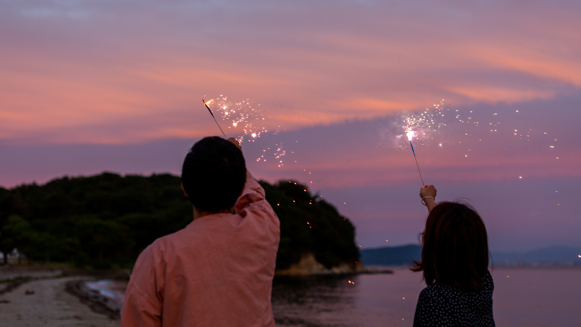 ・白い砂浜で花火