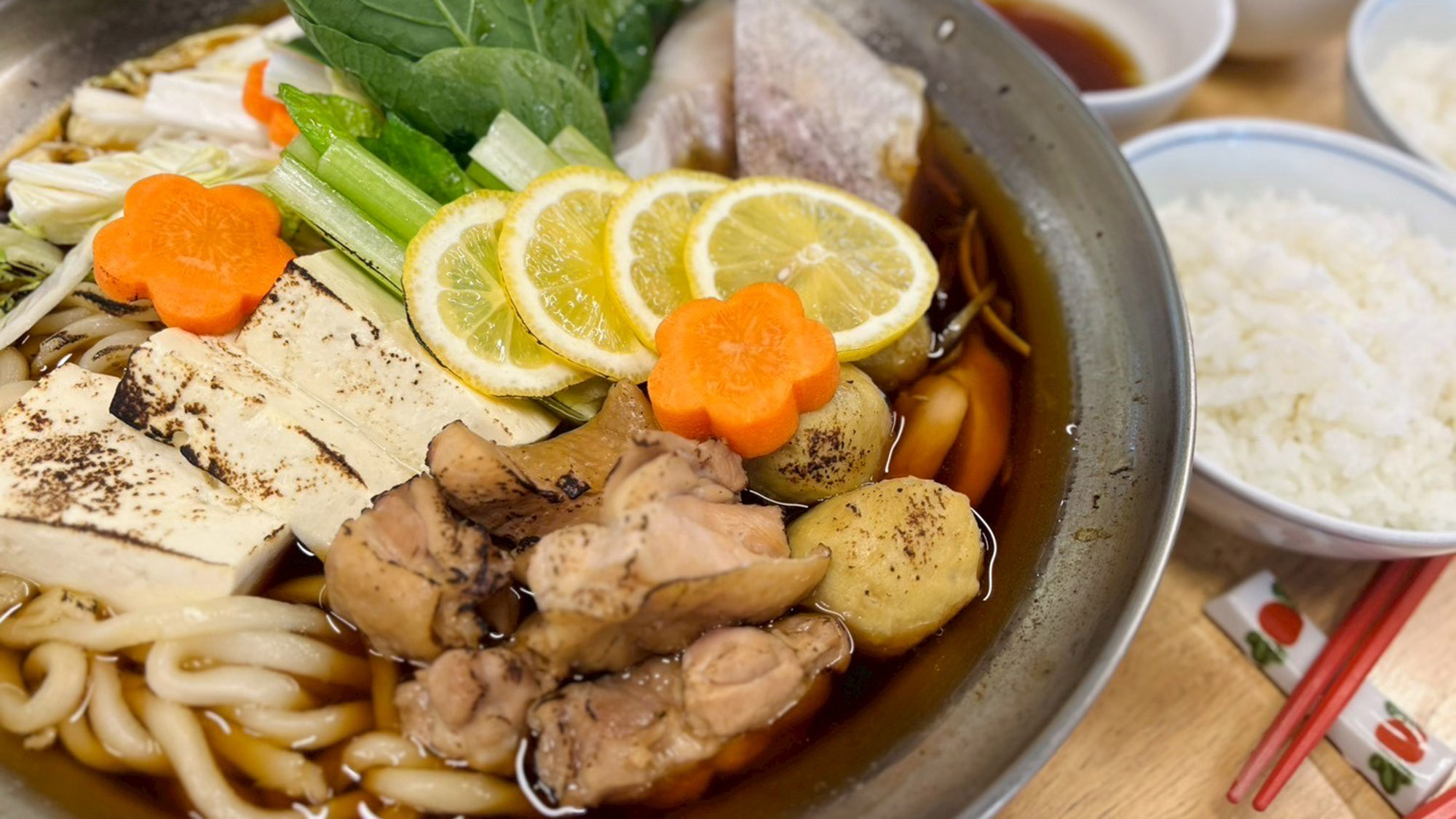 ・【冬季】夕食イメージ：岡山県産森林鶏と魚介の瀬戸内風SUKIYAKI(すき焼き)