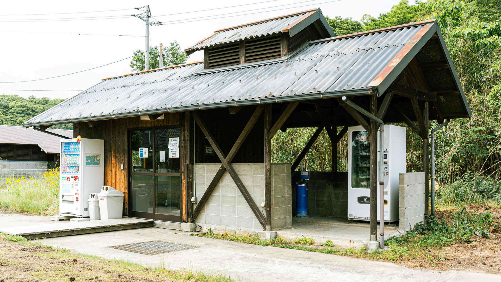 ・化粧洗面等／自販機や電子レンジ等あります