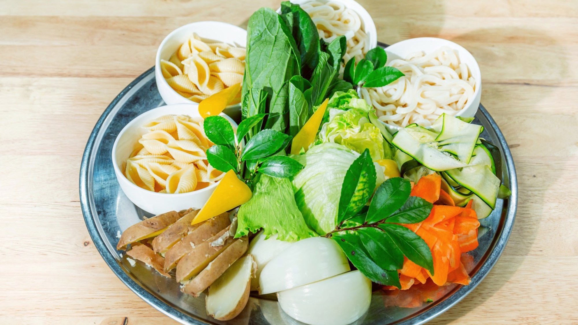 ・【自然-sizen-の恵みを感じる魚介鍋（トマトベース）】野菜やうどん・パスタもたっぷり（一例）