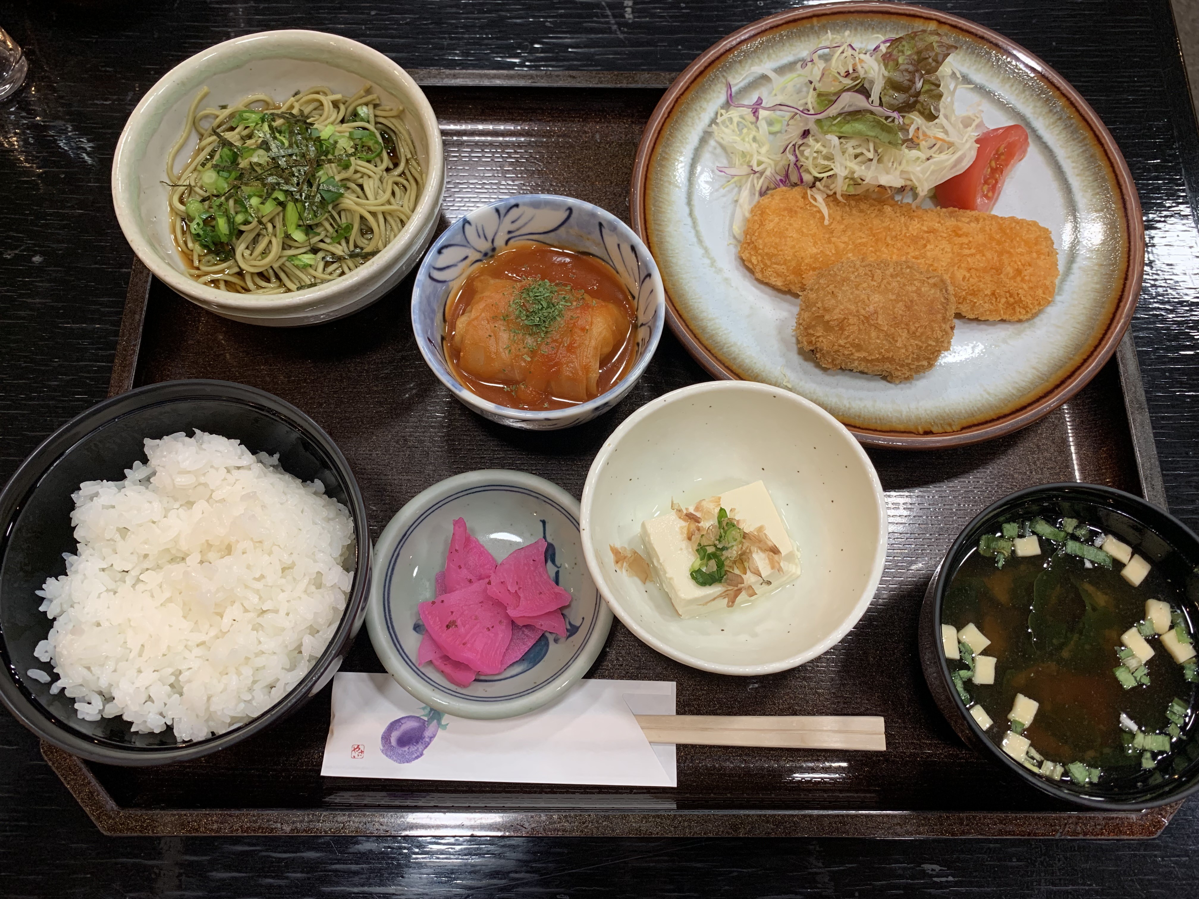 日替わり夕食：サーモンフライとカニクリームコロッケ定食