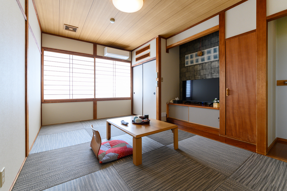 2名様(最大3名様)でご宿泊される際に丁度良いサイズのお部屋です。 8畳タイプはお部屋ごとに畳の色が違います。 