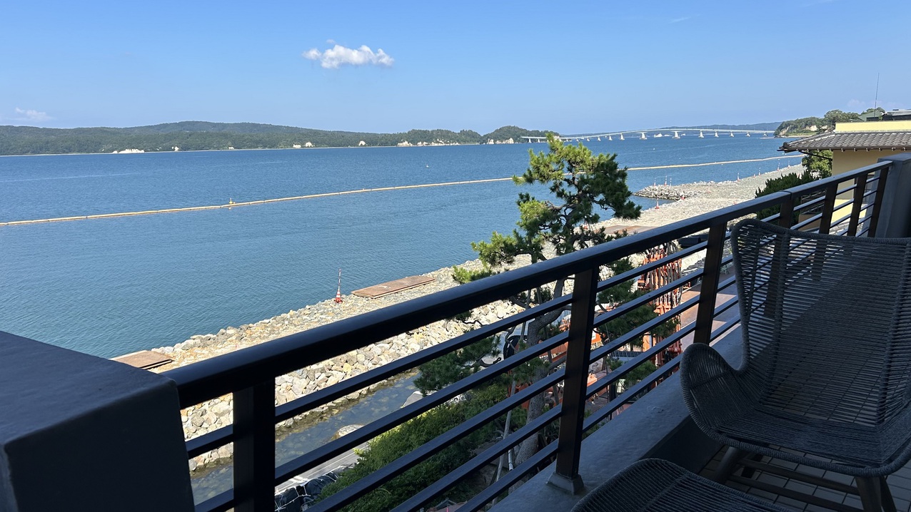 湯の華亭和室からの海(護岸工事が行われてます)の景色