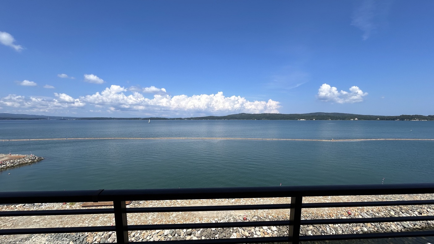 湯の華亭和室からの海（護岸工事が行われてます）の景色