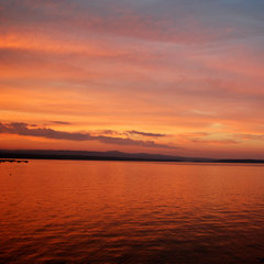 赤く染まった夕暮れの七尾湾の景色