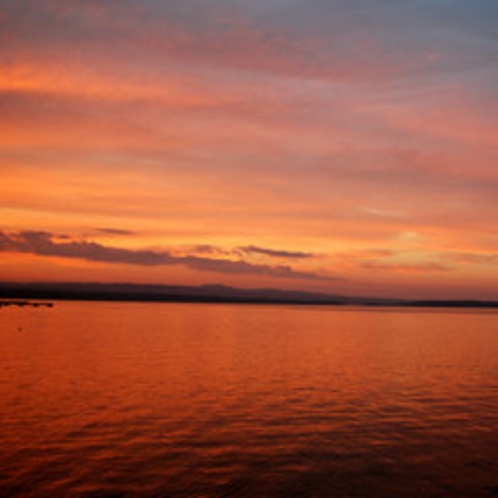 赤く染まった夕暮れの七尾湾の景色