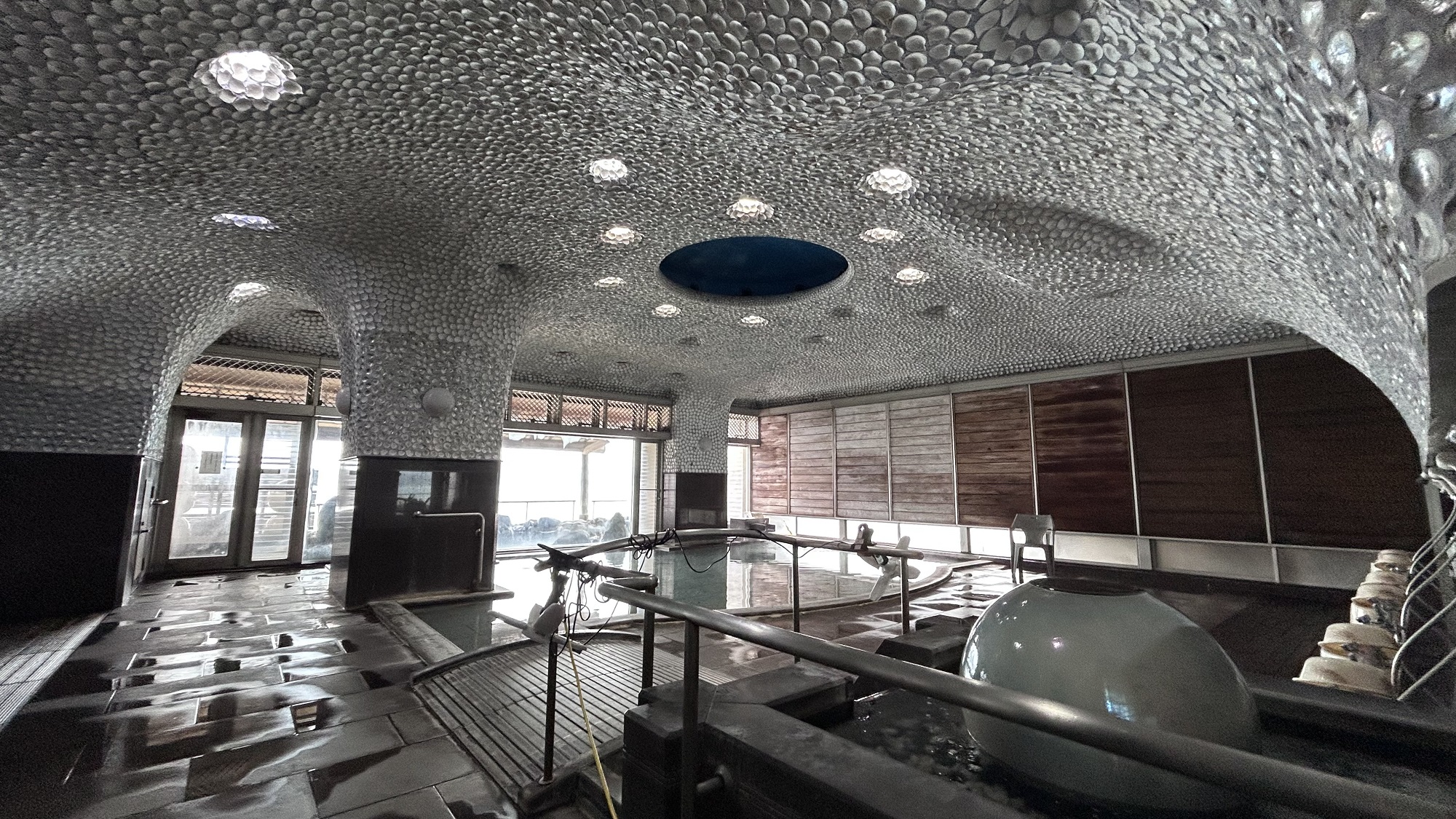 女性大浴場「真珠風呂」　アコヤ貝を使った美しく独創的な装飾