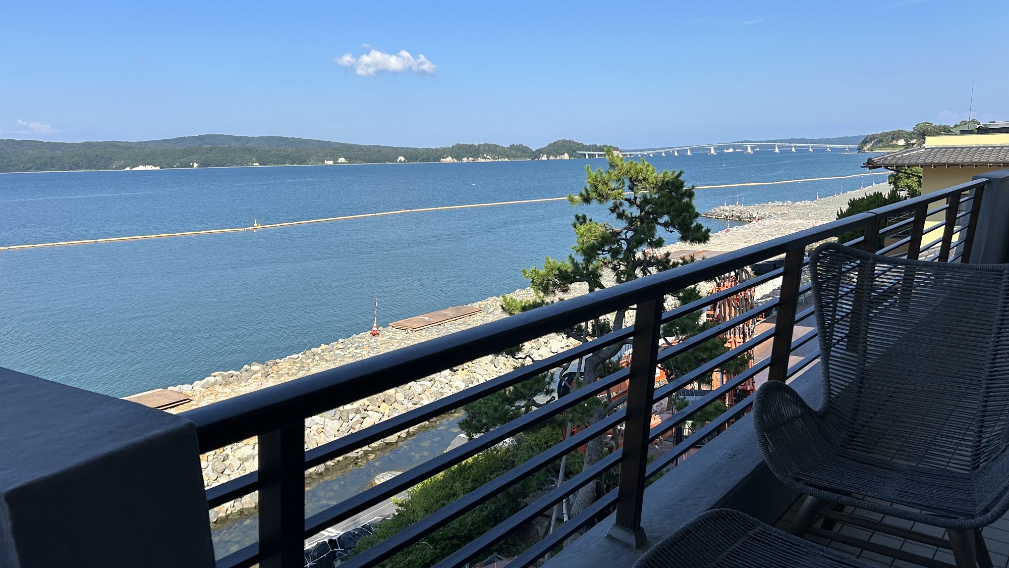 湯の華亭和室からの海（護岸工事が行われてます）の景色