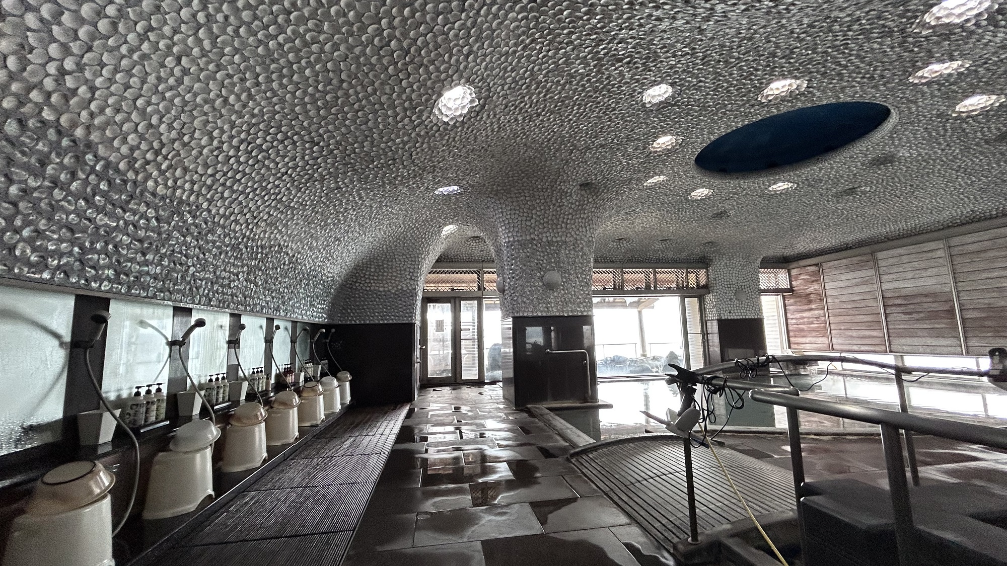 女性大浴場「真珠風呂」　アコヤ貝を使った美しく独創的な装飾