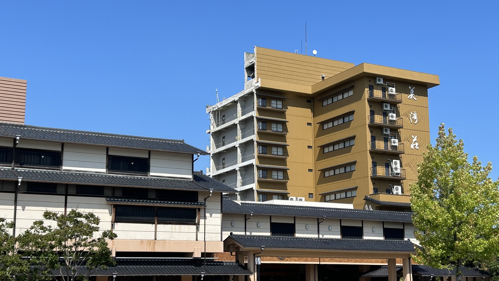 白鷺亭解体、建設工事中ですが、2025年11月から使用可能な一部客室で仮営業を開始します。