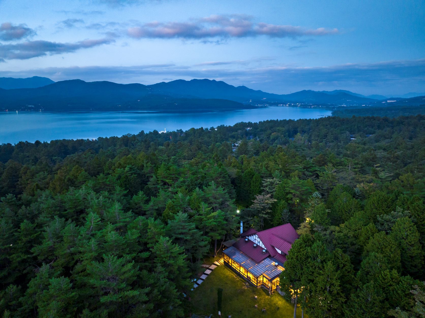 【食事無し】森の中のテラス付コテージで宿泊！　マイナスイオン溢れる大自然を満喫してみませんか？