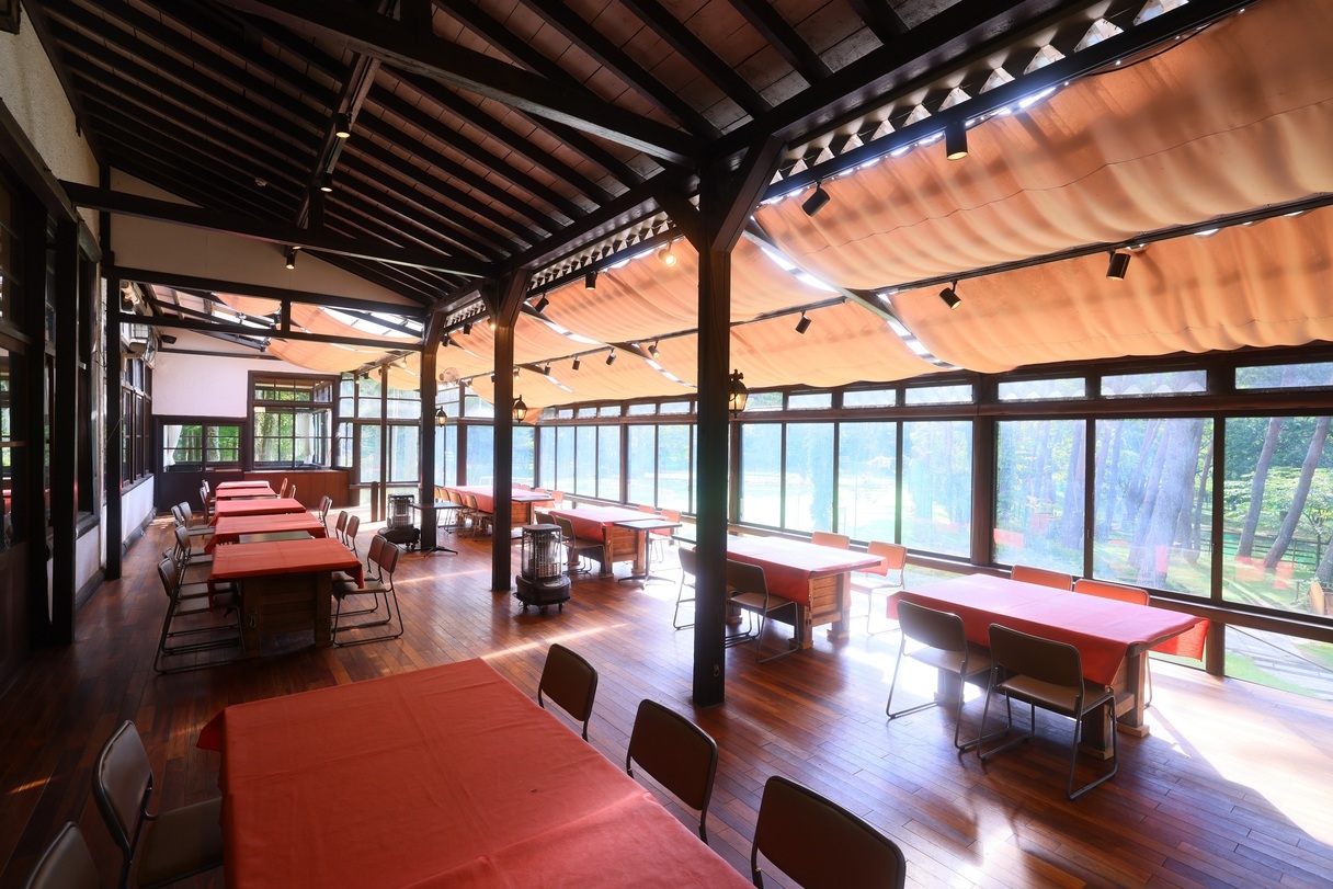 【朝食付き】緑あふれる森の中の本館レストランにてご朝食をご提供いたします（３〜４月宿泊）