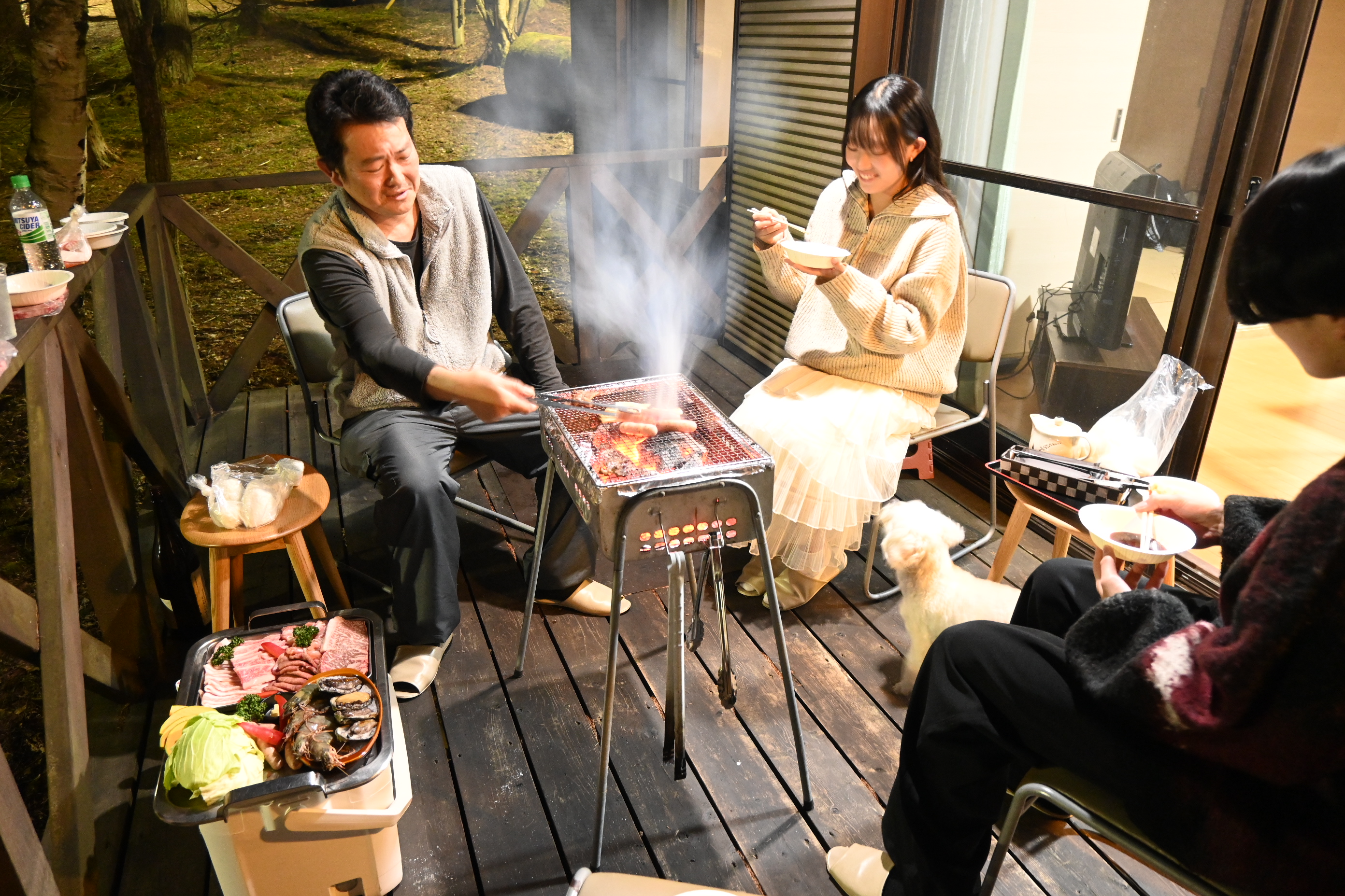 コテージのテラスでBBQを楽しむ