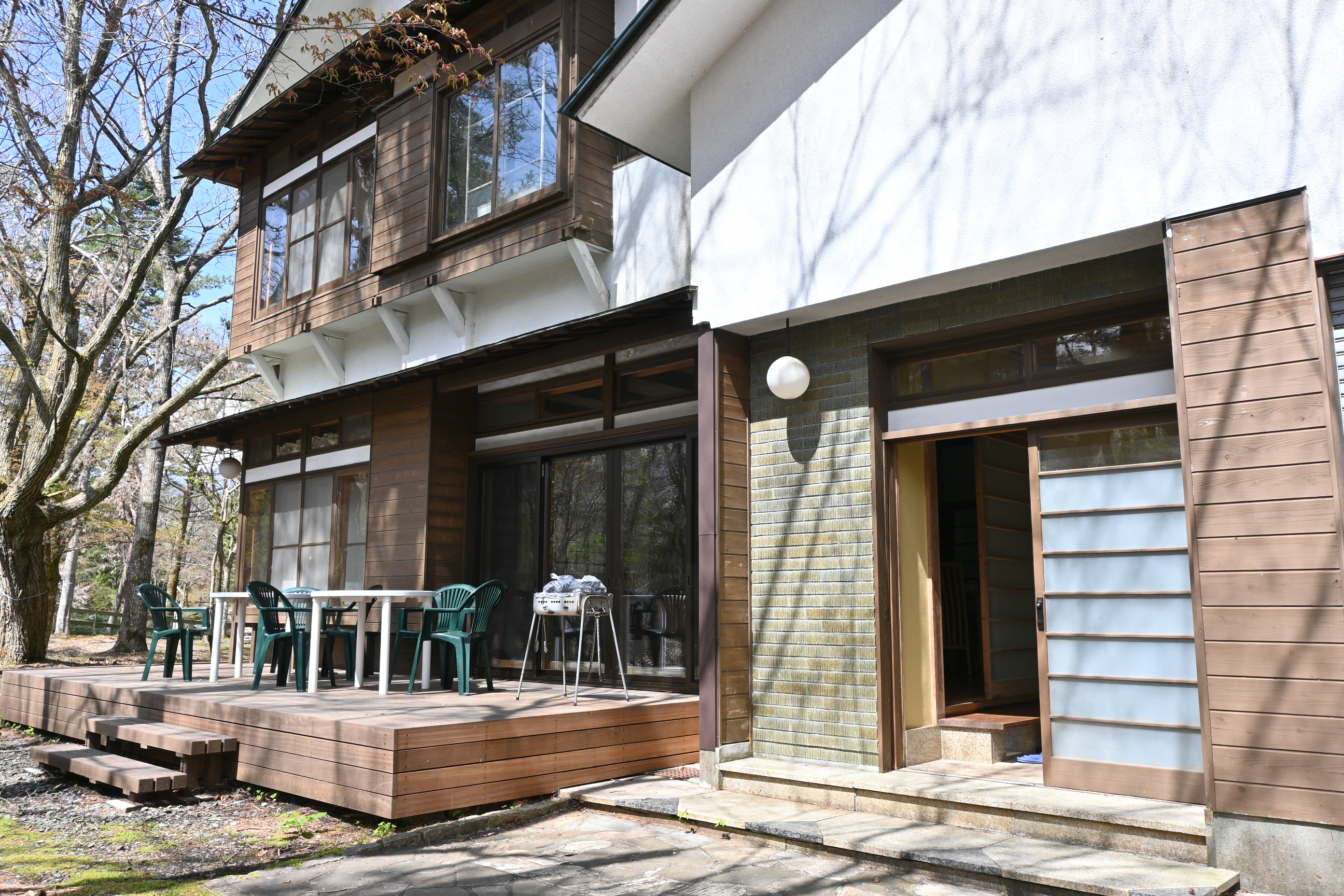 ２階建特別棟（松嘉荘）エントランスとテラス