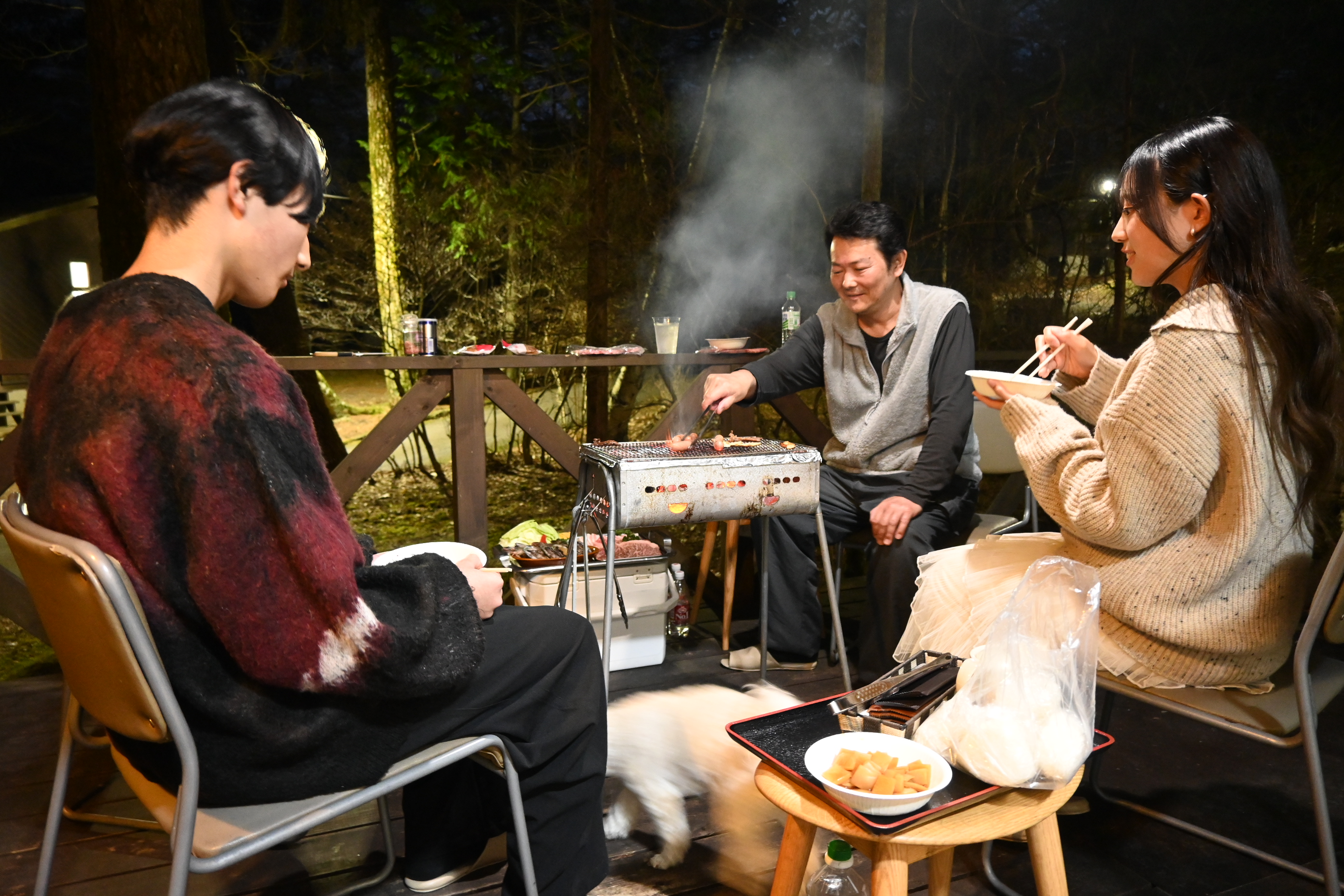 コテージのテラスでBBQを楽しむ