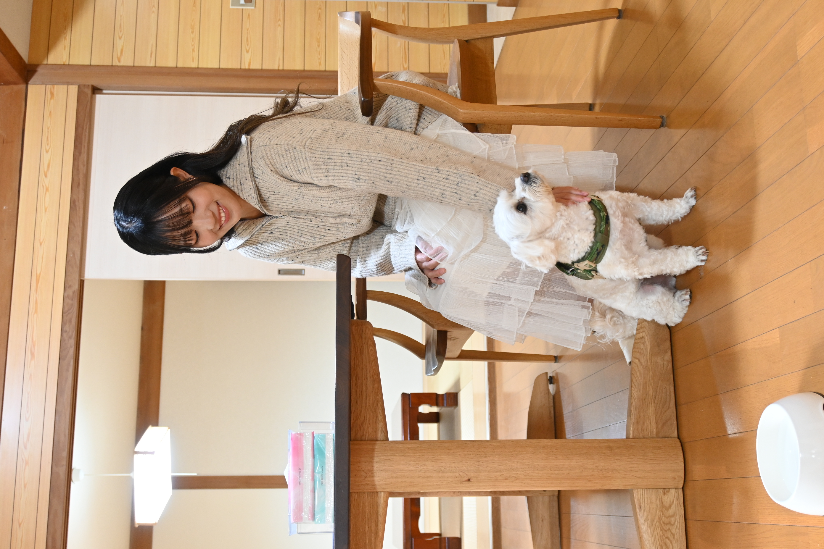 コテージ内観（リビングのワンちゃんとモデルさん）