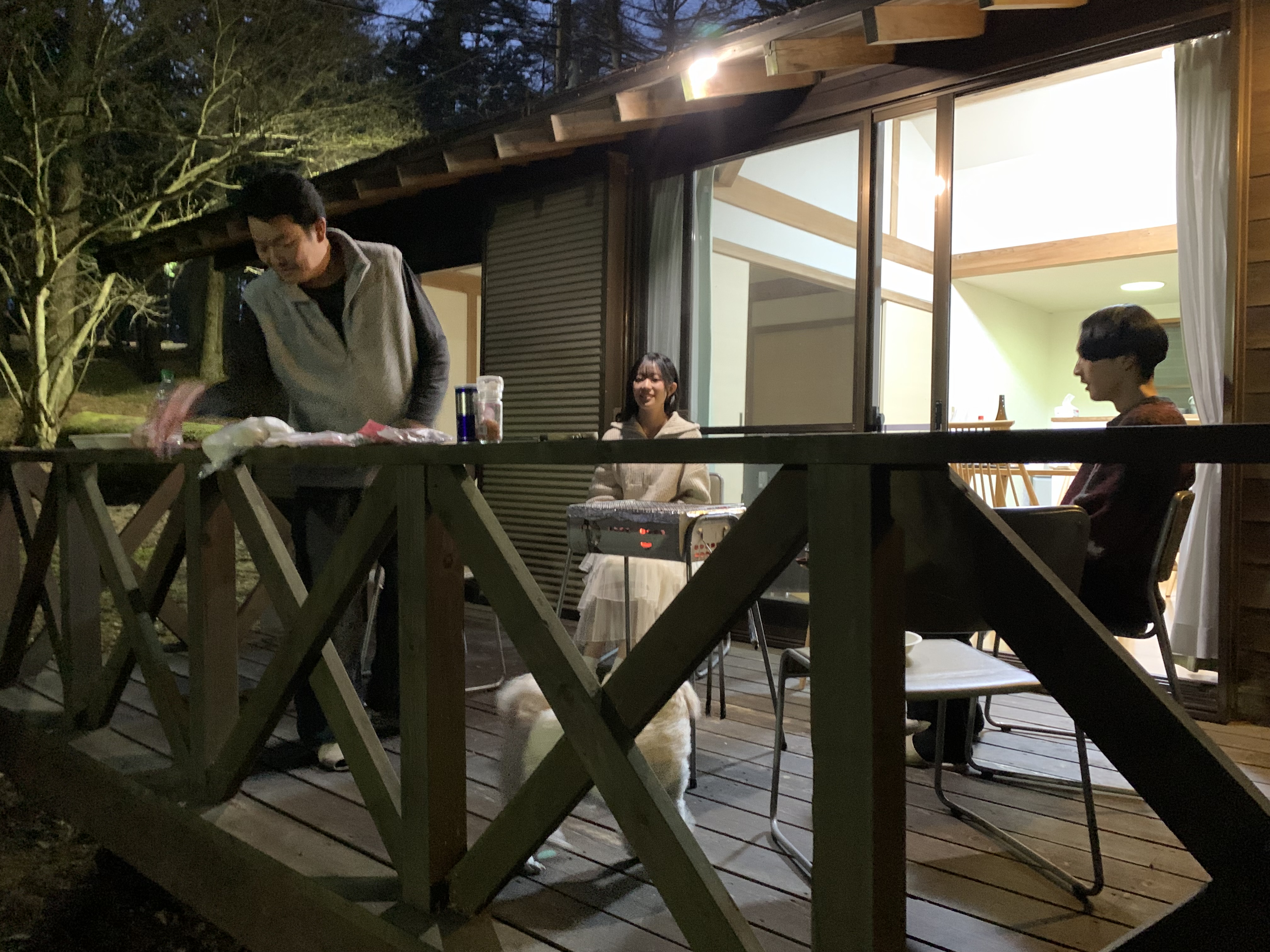 コテージのテラスでBBQを楽しむ