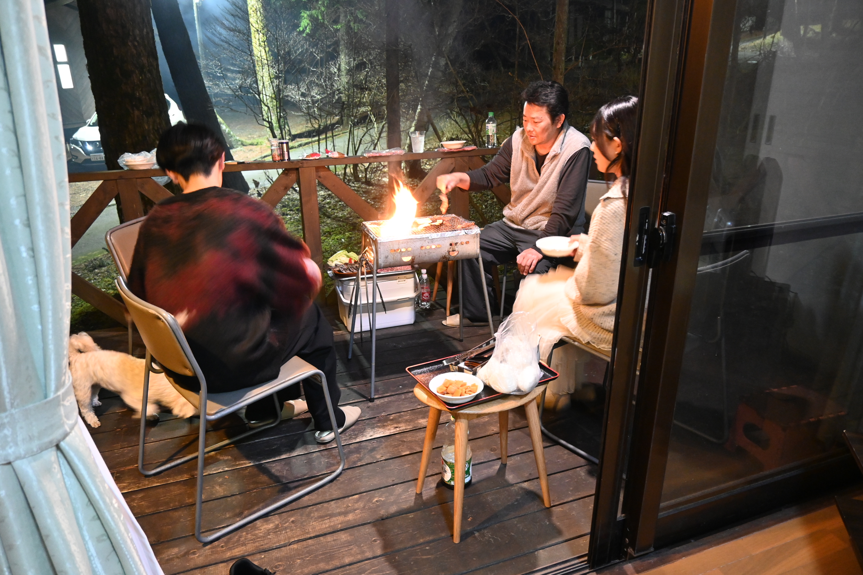 コテージのテラスでBBQを楽しむ