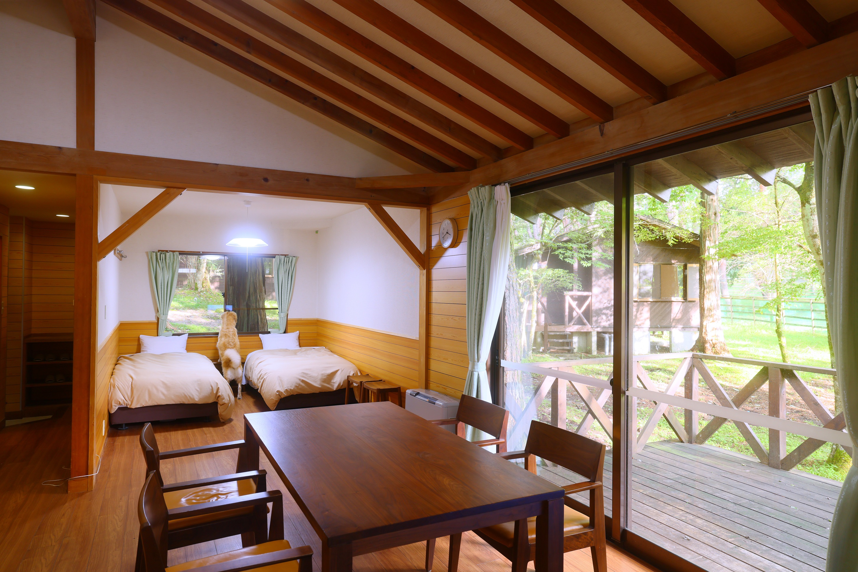 コテージ内観（ベッド・リビング・テラス）