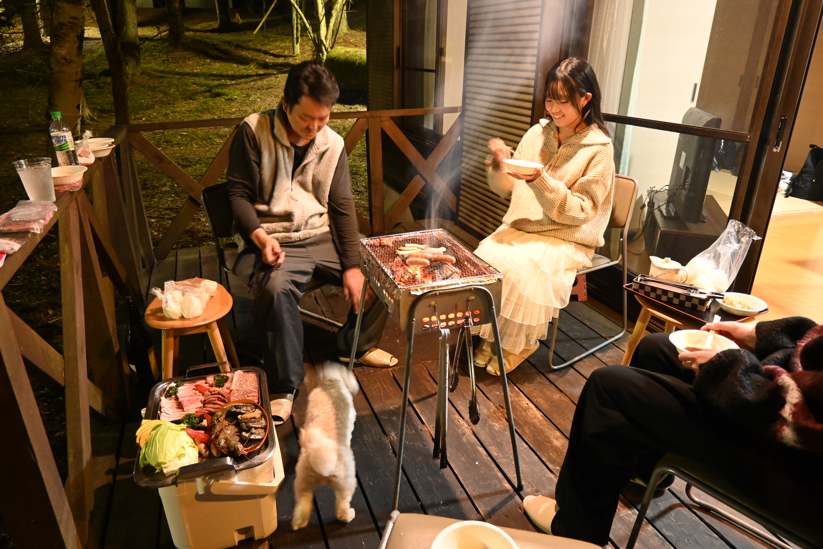 コテージのテラスでBBQを楽しむ