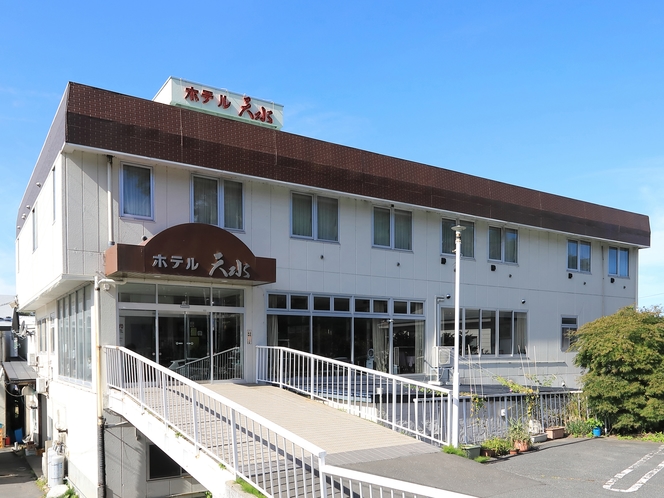 外観　*三沢駅より徒歩１分に佇む当館。ビジネスや観光の拠点にご利用下さい。