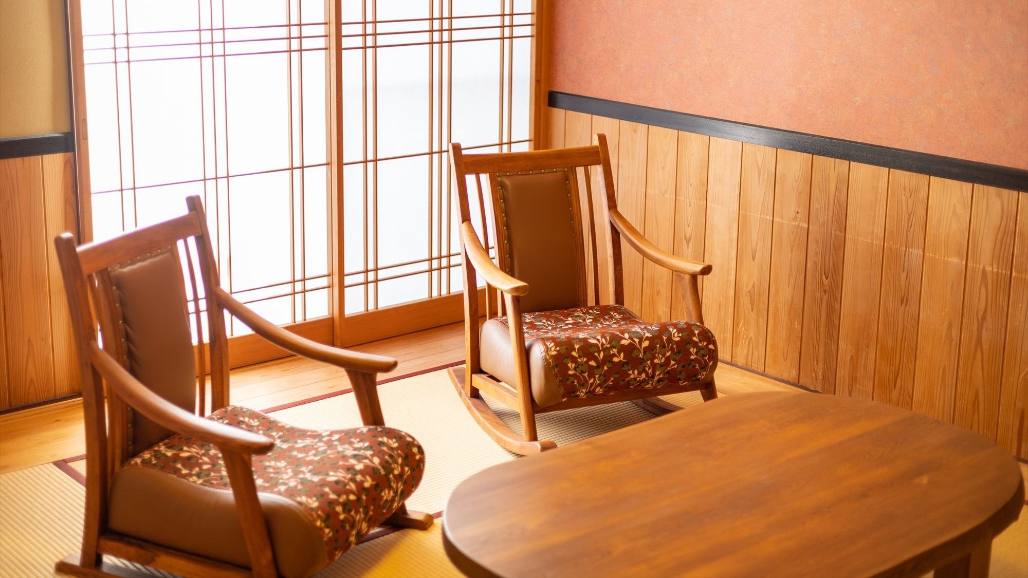 【石楠花】和室には寛ぎやすい椅子をご用意。足腰にも負担が少ないです。